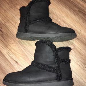 Makalu ugg boots 7.5 women decent condition all black